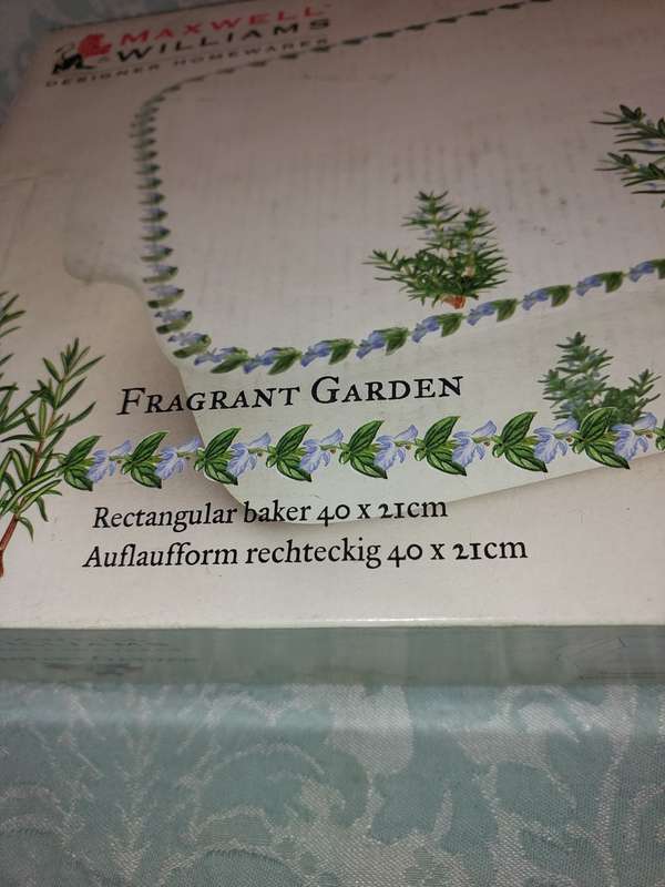 A MAXWELL AND WILLIAMS FRAGRANT GARDEN BAKING DOWL