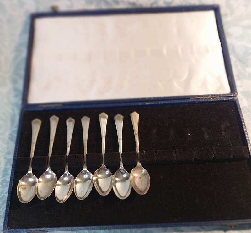 A SET OF 7 VINTAGE EPNS TEASPOONS SOLD AS IS