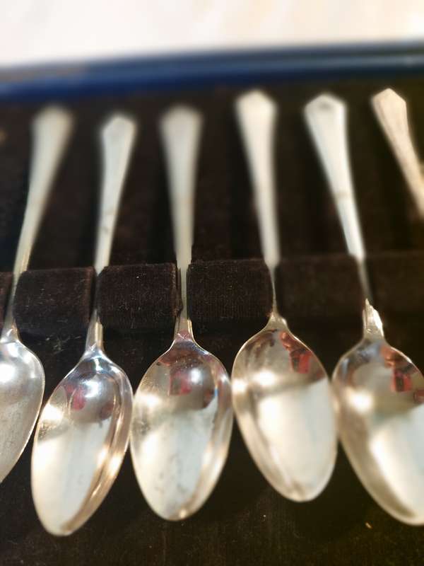 A SET OF 7 VINTAGE EPNS TEASPOONS SOLD AS IS