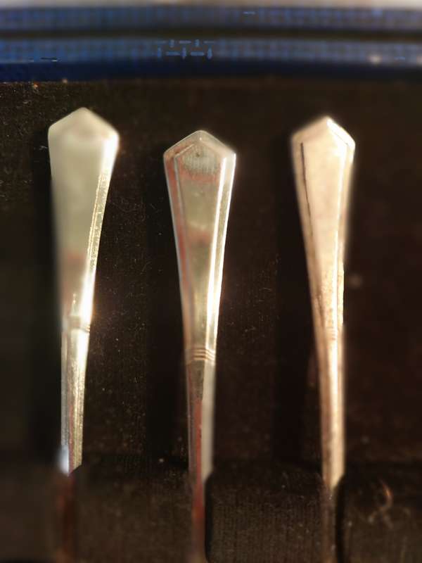 A SET OF 7 VINTAGE EPNS TEASPOONS SOLD AS IS