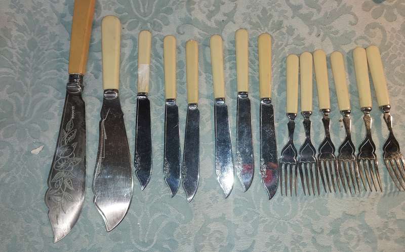 A COLLECTION OF BONE HANDLED CUTLERY SOLD AS IS