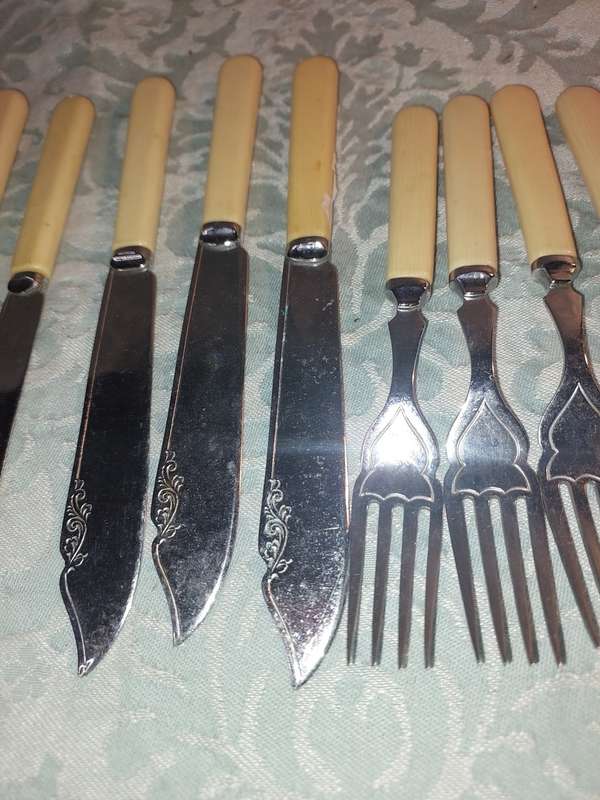 A COLLECTION OF BONE HANDLED CUTLERY SOLD AS IS