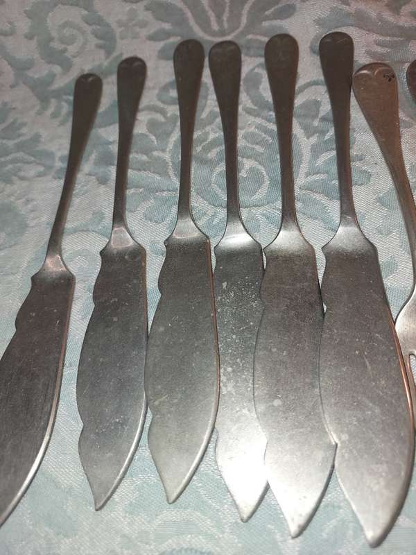 A VINTAGE COLLECTION FISH KNIVES AND FORKS SOLD AS IS