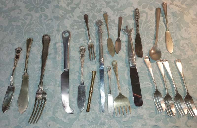 A COLLECTION OF MIXED CUTLERY SOLD AS IS