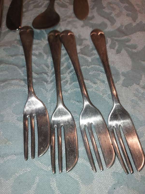 A COLLECTION OF MIXED CUTLERY SOLD AS IS