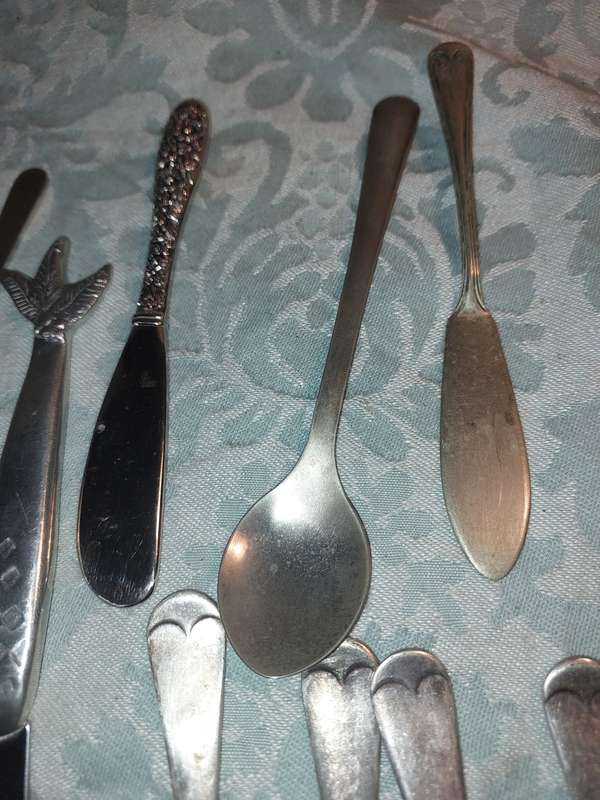 A COLLECTION OF MIXED CUTLERY SOLD AS IS