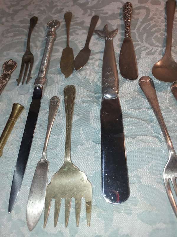 A COLLECTION OF MIXED CUTLERY SOLD AS IS