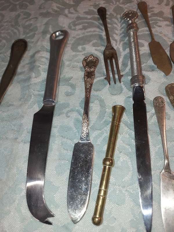 A COLLECTION OF MIXED CUTLERY SOLD AS IS