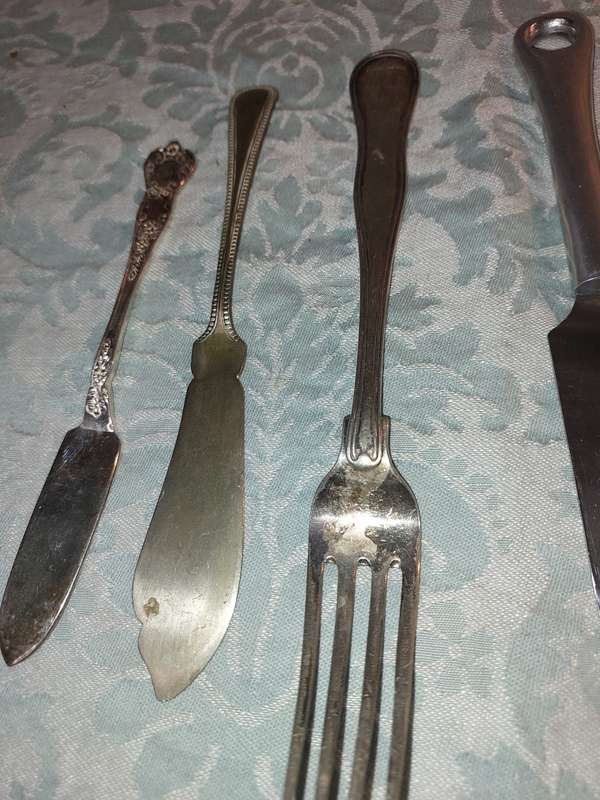 A COLLECTION OF MIXED CUTLERY SOLD AS IS
