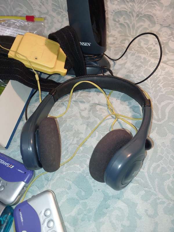 A JOB LOT GYM ELECTRONICS SOLD AS IS NOT TESTED