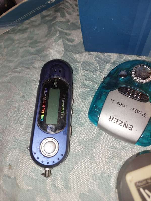 A JOB LOT GYM ELECTRONICS SOLD AS IS NOT TESTED