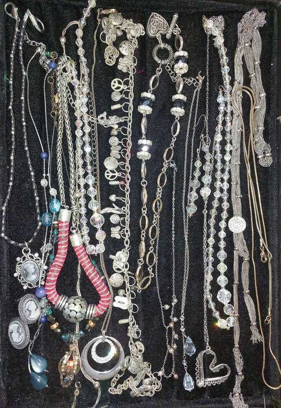 A VINTAGE COLLECTION OF QUALITY NECKLACES AND SETS