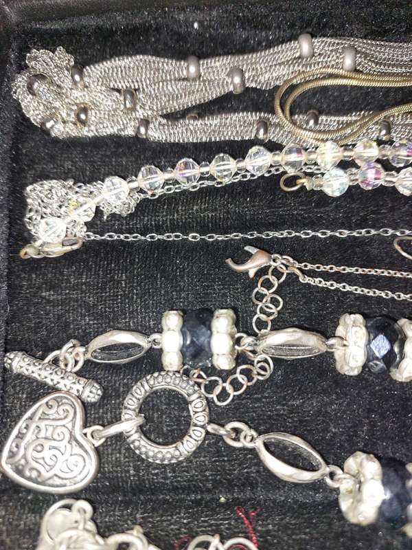 A VINTAGE COLLECTION OF QUALITY NECKLACES AND SETS