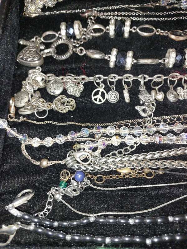 A VINTAGE COLLECTION OF QUALITY NECKLACES AND SETS