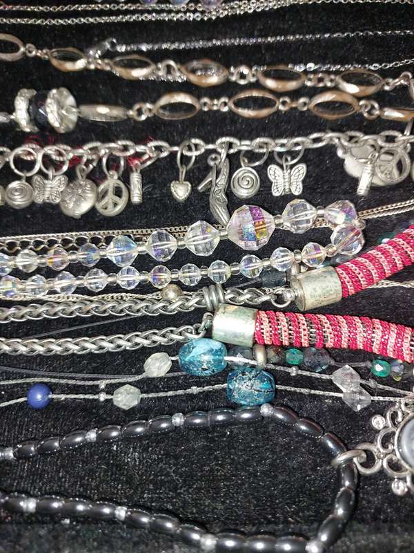 A VINTAGE COLLECTION OF QUALITY NECKLACES AND SETS