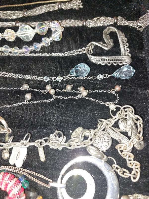 A VINTAGE COLLECTION OF QUALITY NECKLACES AND SETS