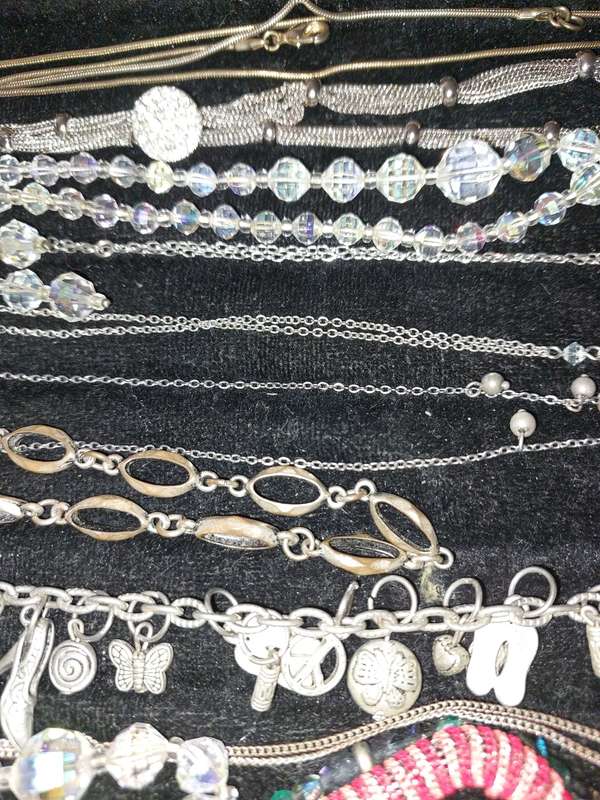 A VINTAGE COLLECTION OF QUALITY NECKLACES AND SETS