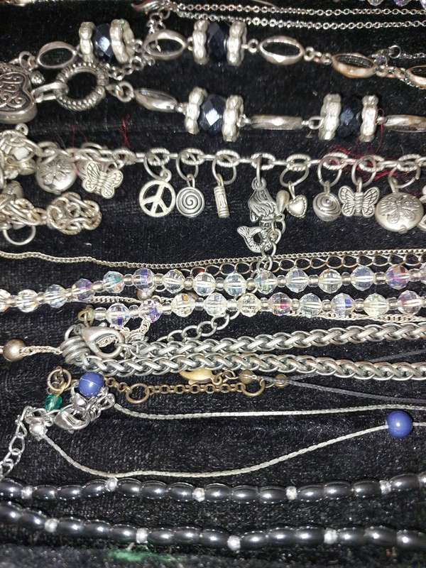 A VINTAGE COLLECTION OF QUALITY NECKLACES AND SETS