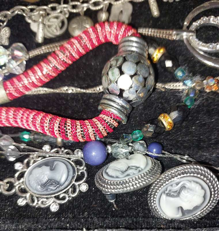 A VINTAGE COLLECTION OF QUALITY NECKLACES AND SETS