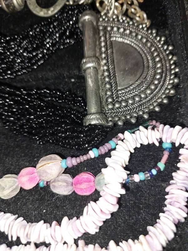 A VINTAGE COLLECTION OF COSTUME NECKLACES SOLD AS IS
