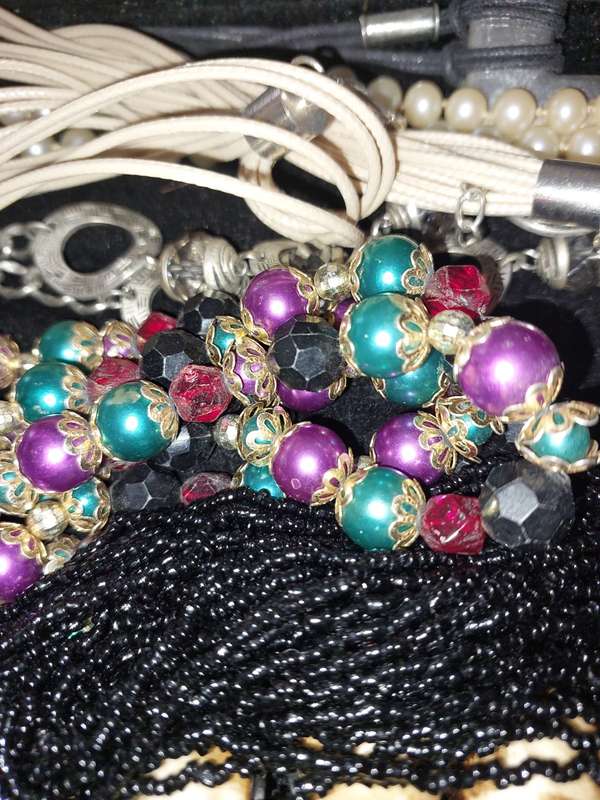 A VINTAGE COLLECTION OF COSTUME NECKLACES SOLD AS IS