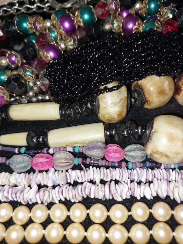 A VINTAGE COLLECTION OF COSTUME NECKLACES SOLD AS IS