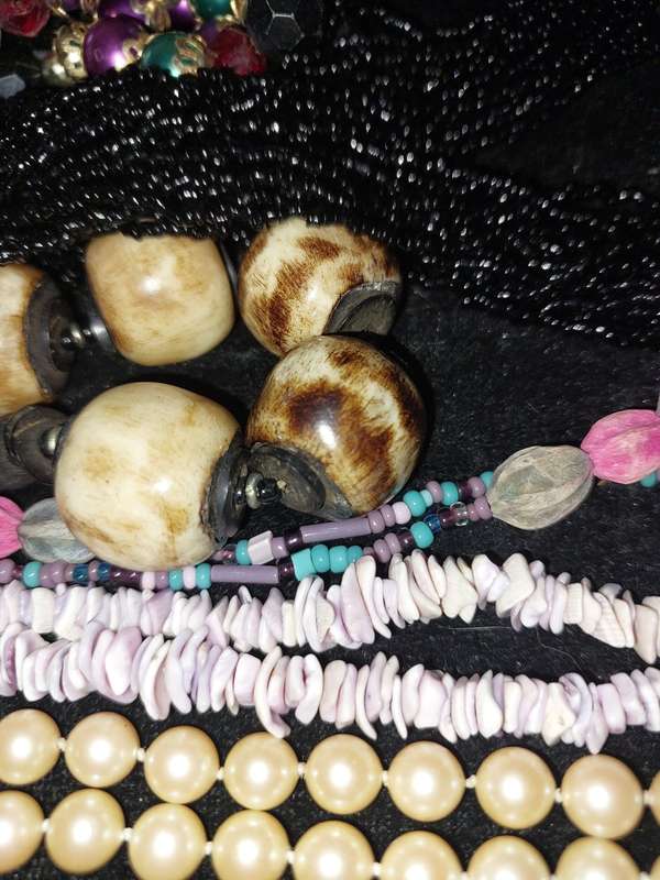 A VINTAGE COLLECTION OF COSTUME NECKLACES SOLD AS IS