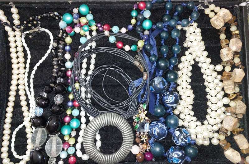 A VINTAGE COLLECTION HIGH-QUALITY COSTUME NECKLACES SOLD AS IS