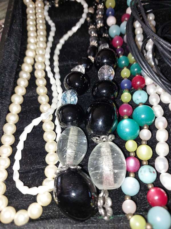 A VINTAGE COLLECTION HIGH-QUALITY COSTUME NECKLACES SOLD AS IS