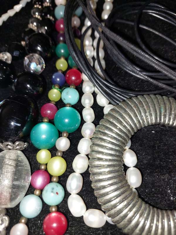 A VINTAGE COLLECTION HIGH-QUALITY COSTUME NECKLACES SOLD AS IS