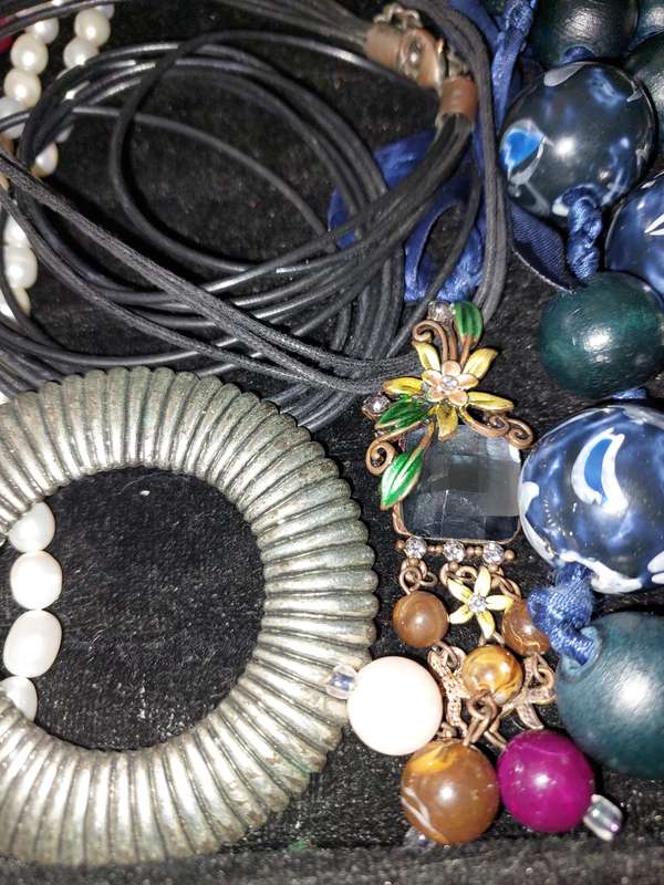 A VINTAGE COLLECTION HIGH-QUALITY COSTUME NECKLACES SOLD AS IS