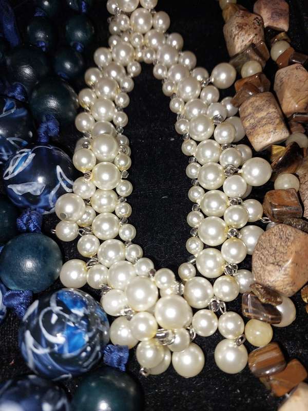 A VINTAGE COLLECTION HIGH-QUALITY COSTUME NECKLACES SOLD AS IS