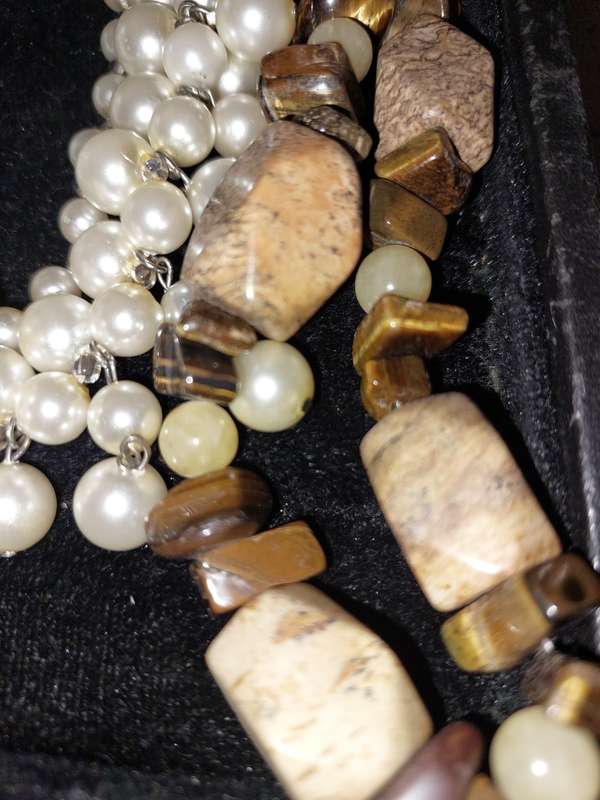 A VINTAGE COLLECTION HIGH-QUALITY COSTUME NECKLACES SOLD AS IS