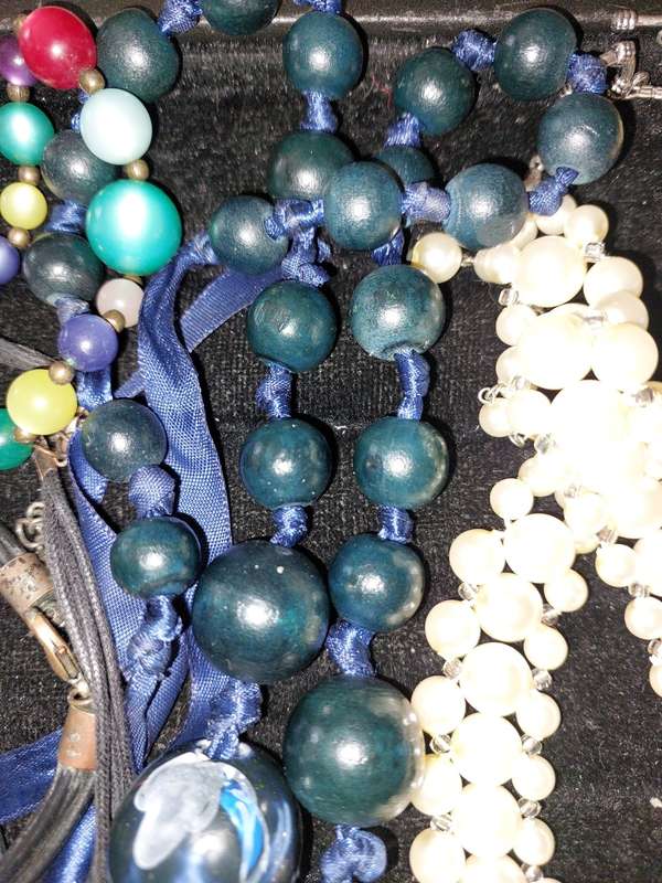 A VINTAGE COLLECTION HIGH-QUALITY COSTUME NECKLACES SOLD AS IS