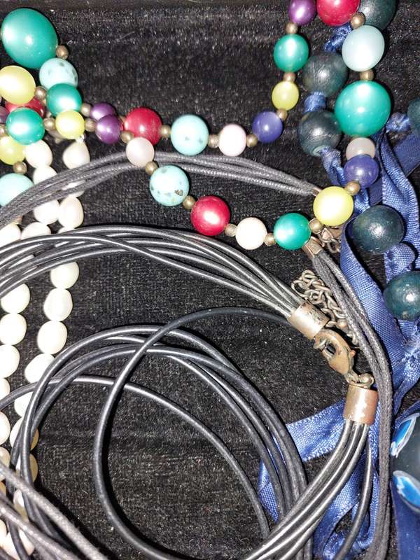 A VINTAGE COLLECTION HIGH-QUALITY COSTUME NECKLACES SOLD AS IS