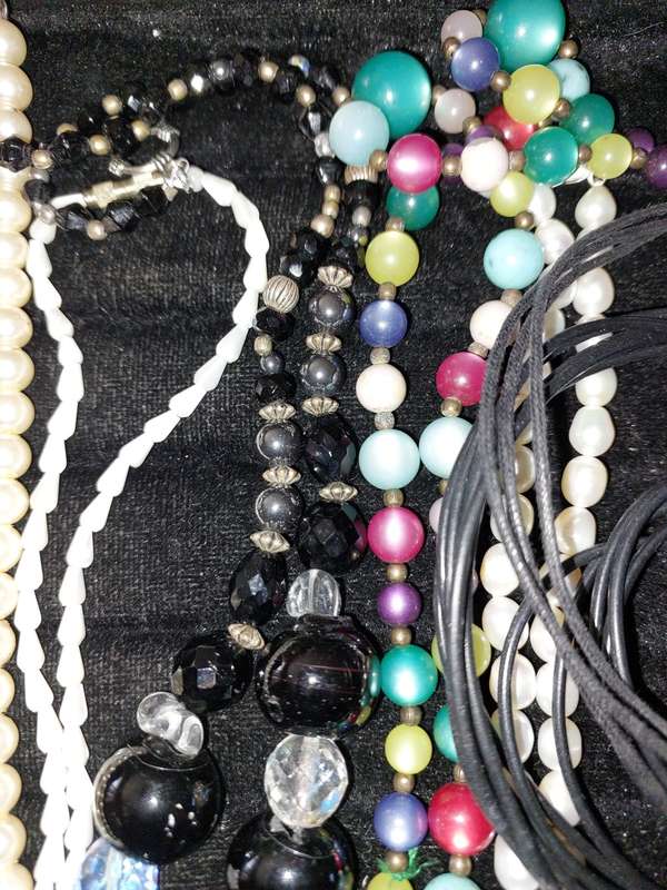 A VINTAGE COLLECTION HIGH-QUALITY COSTUME NECKLACES SOLD AS IS