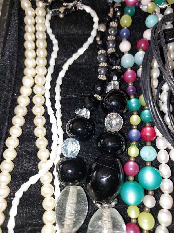 A VINTAGE COLLECTION HIGH-QUALITY COSTUME NECKLACES SOLD AS IS