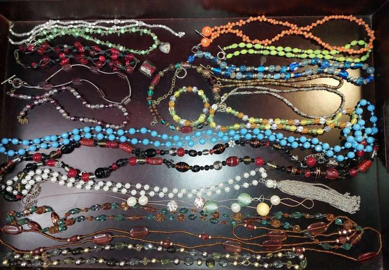 A VINTAGE COLLECTION COSTUME NECKLACES SOLD AS IS