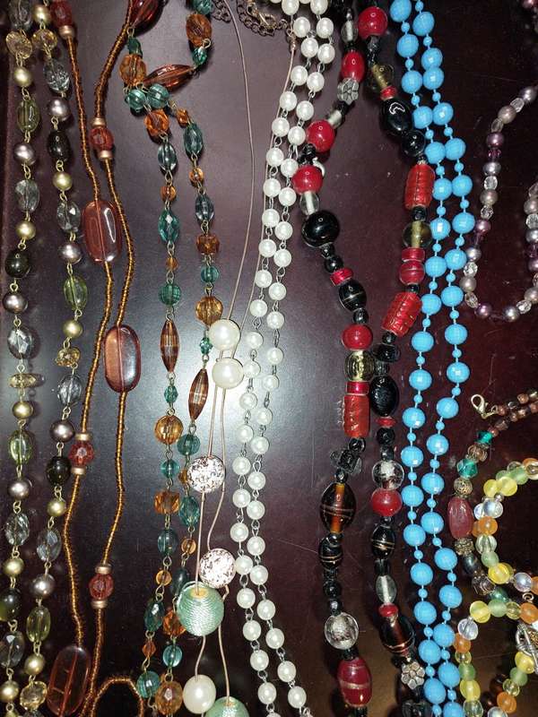 A VINTAGE COLLECTION COSTUME NECKLACES SOLD AS IS