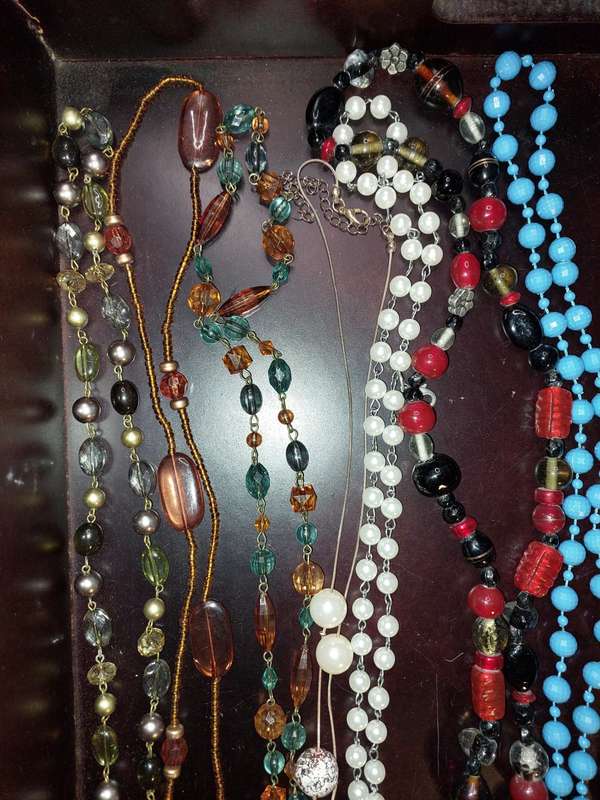 A VINTAGE COLLECTION COSTUME NECKLACES SOLD AS IS