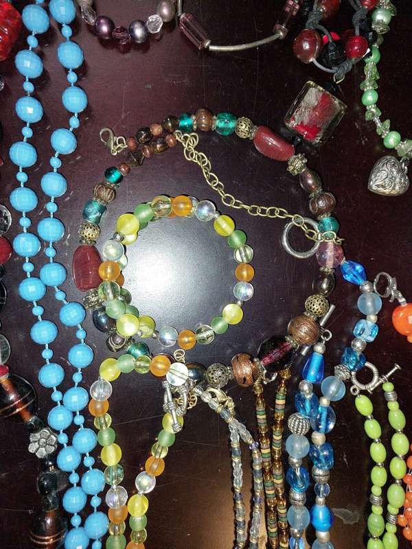 A VINTAGE COLLECTION COSTUME NECKLACES SOLD AS IS