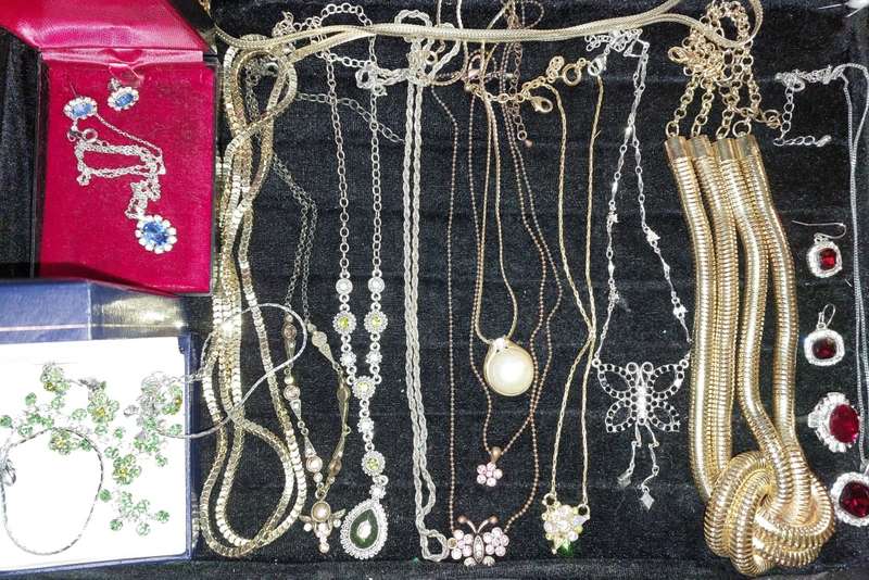 A VINTAGE COLLECTION HIGH-QUALITY FASHION COSTUME JEWELRY SOLD AS IS