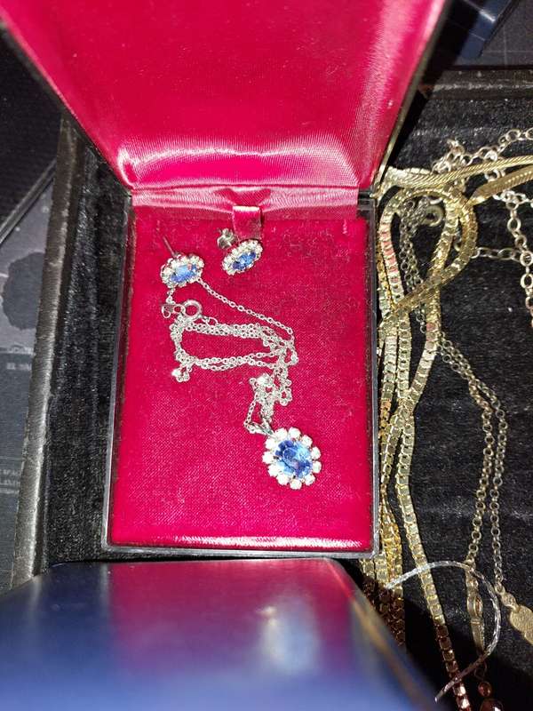 A VINTAGE COLLECTION HIGH-QUALITY FASHION COSTUME JEWELRY SOLD AS IS