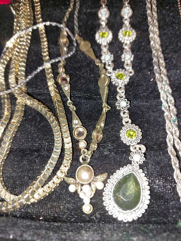 A VINTAGE COLLECTION HIGH-QUALITY FASHION COSTUME JEWELRY SOLD AS IS