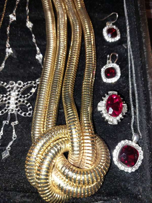 A VINTAGE COLLECTION HIGH-QUALITY FASHION COSTUME JEWELRY SOLD AS IS