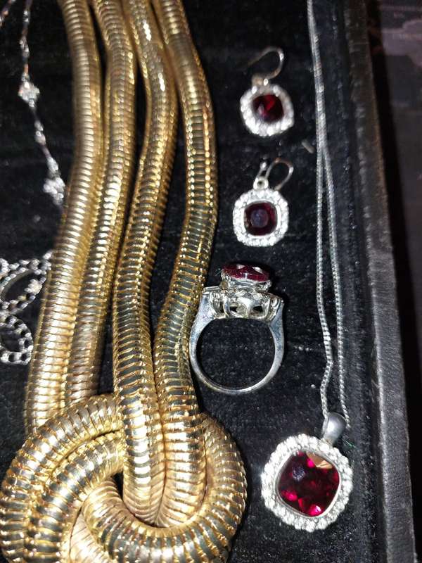 A VINTAGE COLLECTION HIGH-QUALITY FASHION COSTUME JEWELRY SOLD AS IS