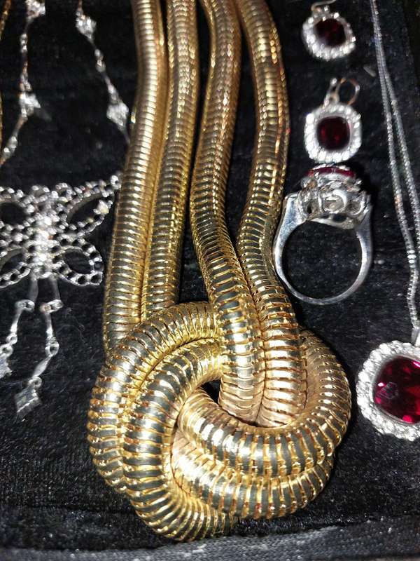 A VINTAGE COLLECTION HIGH-QUALITY FASHION COSTUME JEWELRY SOLD AS IS