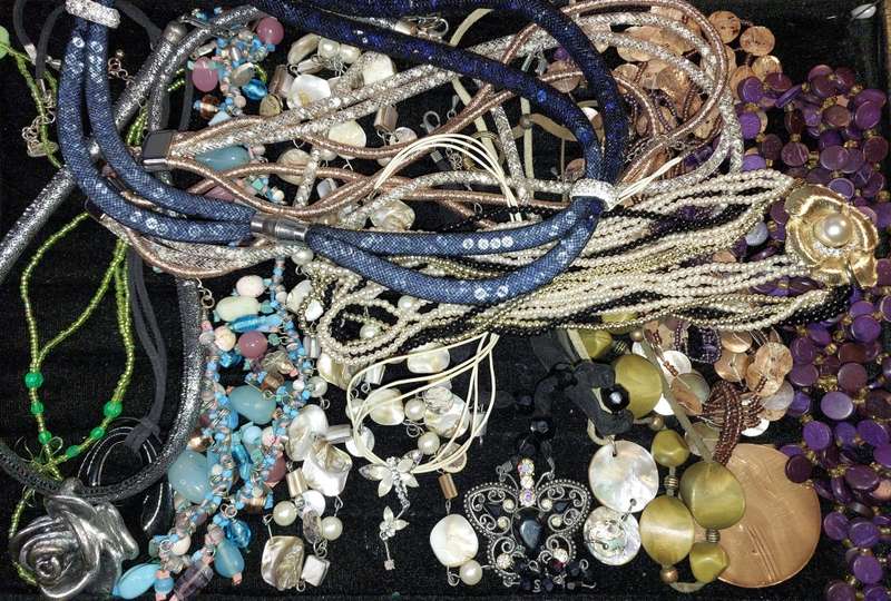 A BULK VINTAGE COLLECTION COSTUME NECKLACES SOLD AS IS