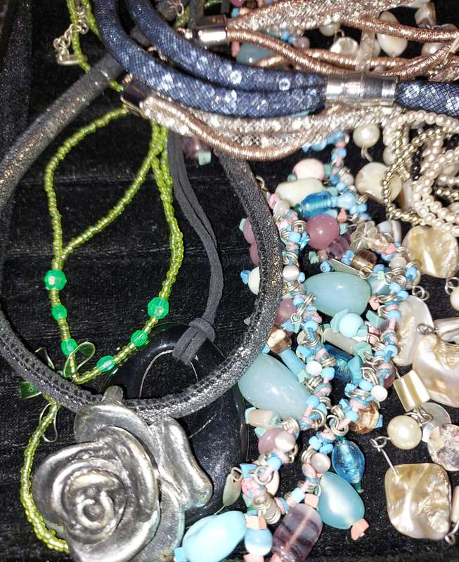 A BULK VINTAGE COLLECTION COSTUME NECKLACES SOLD AS IS