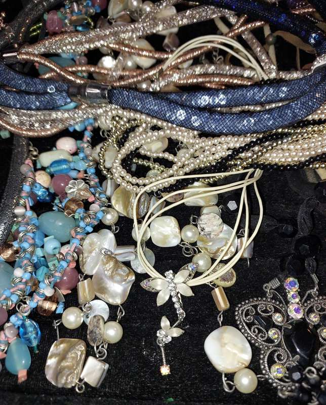 A BULK VINTAGE COLLECTION COSTUME NECKLACES SOLD AS IS
